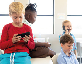 Tarcísio sanciona lei que proíbe celulares nas escolas em SP: veja o que pode e o que não pode