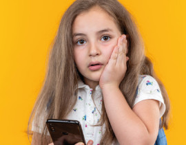 Especialistas apontam desafios para restrição de celular nas escolas