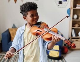 Ouvir música instrumental pode ajudar crianças a cometerem menos erros por desatenção