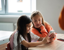 7 materiais para integrar (ou debater) o uso do celular na escola